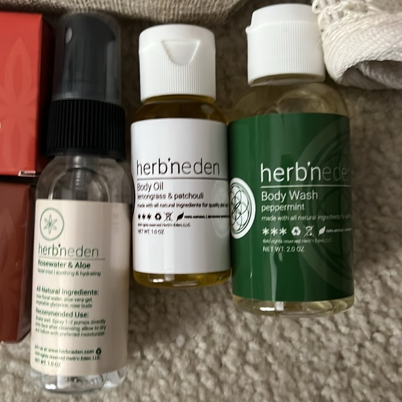 Herb'N Eden Skincare Set with Pouch - Picture 3 of 3